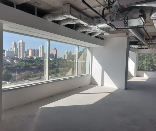 Laje comercial com 900m² na Barra Funda