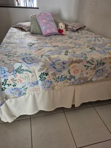 Cama Queen eurosono semiortopédica, em excelente estado de conservação. 