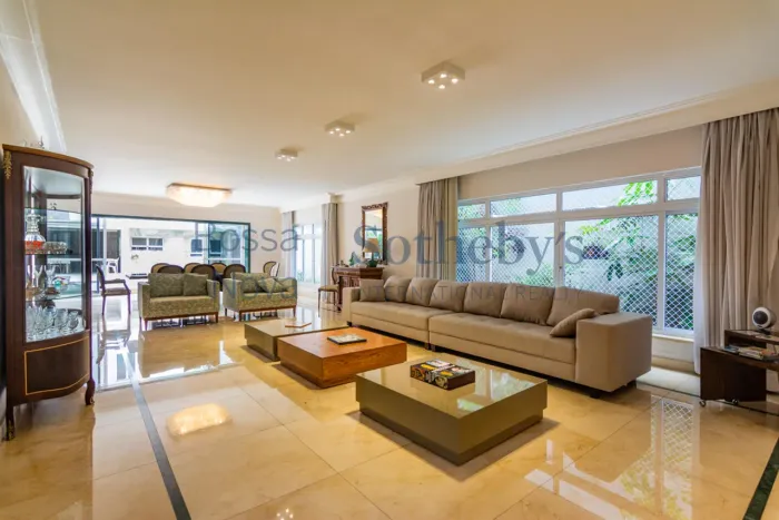 Casa de dois pavimentos para uso comercial com piscina e edícula