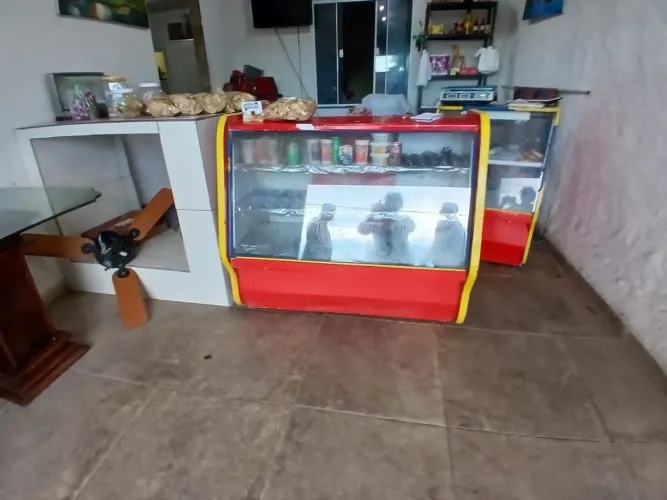 Vendo 2 balcões gelado e seco e uma balança digital 