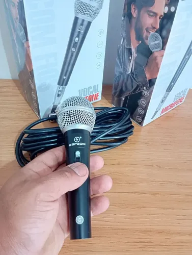Microfone de metal com cabo
