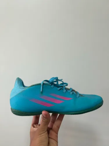 Chuteira Adidas X 21.4 Azul e rosa futsal