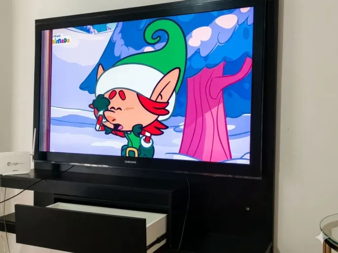 Vendo TV plasma gigante de 63 polegadas, Junto com um painel suspenso. Valor 800