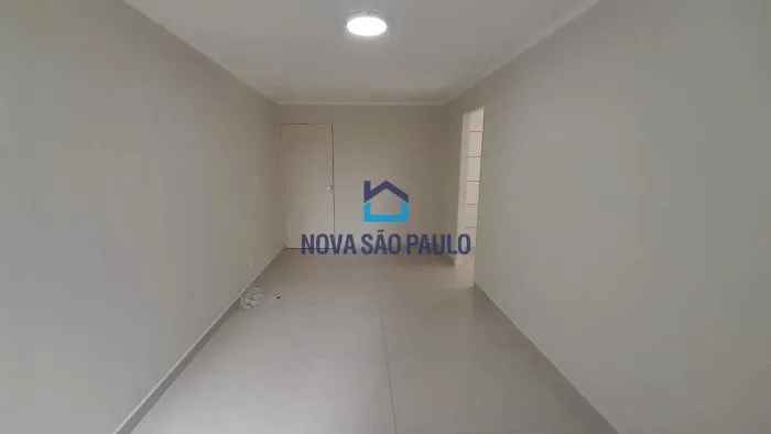 Apartamento à venda com 2 quartos próximo ao Shopping Plaza Sul, vago, reformado.