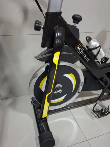 Bicicleta Spinning Com Roda De Inércia De 13kg Wct Fitness Cor Preto