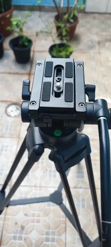 Tripe profissional Benro com cabeça KH 25RM e case original usado apenas tres vezes