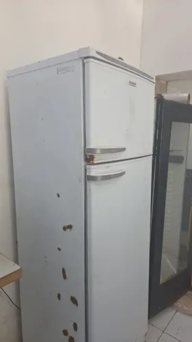 Geladeira Dako 380
