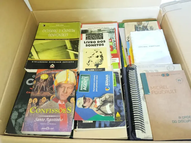 Doando alguns livros.