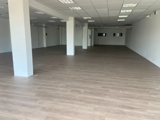 Sala Comercial com 250 m² e 2 vagas - Locação no bairro Saco Grande.