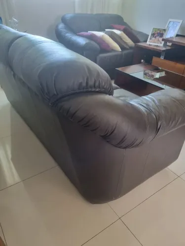 Vendo sofá em couro legítimo são os dois, um de 3 outro de 2 lugares 