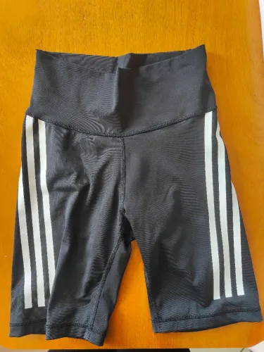 Short bermuda Adidas estilo ciclismo