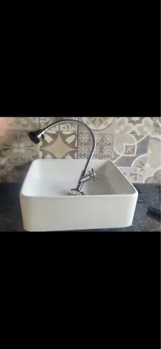 Cuba de banheiro e torneira