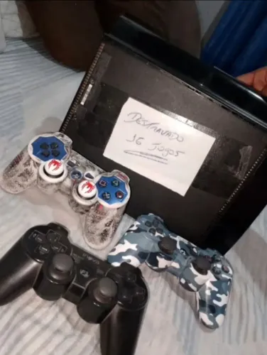 Vendo ps3 desbloqueado com 3 manete um carregador.. funcionando tudo certinho