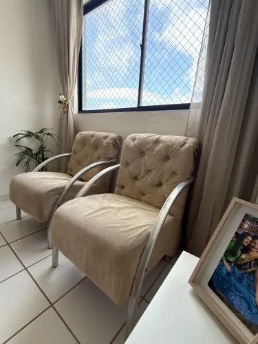 KIT 2 Poltronas decorativas beges Braços em alumínio Estrutura em madeira