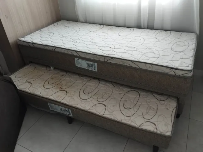 Cama solteiro conjugada com colchão auxiliar