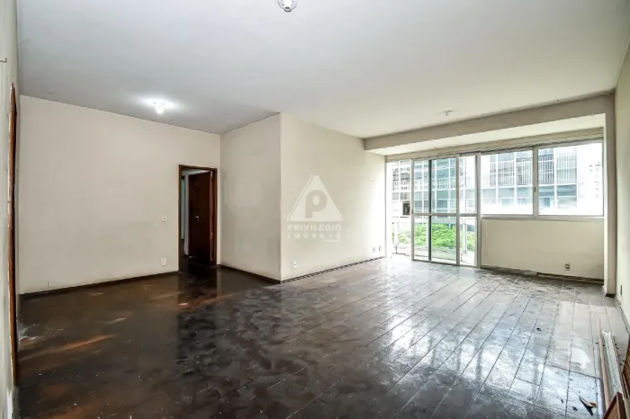 No Jardim Botânico: Apartamento de 3 Quartos, sendo um 1 Suíte e 2 Vagas na escritura; Rua