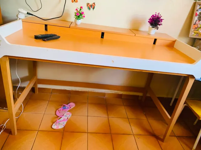 Mesa de estudo madeira maciça linda com portas utilidades