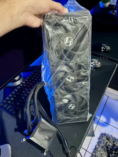 Water Cooler Lian Li Hydroshift 360 LCD - Impecável e com 5 anos de garantia.