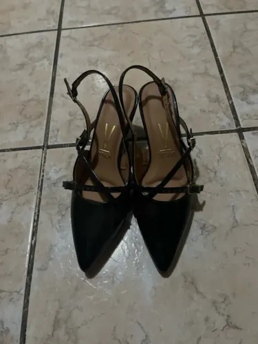 Vende-se salto alto fino preto