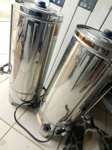 Cafeteira industrial com defeito 