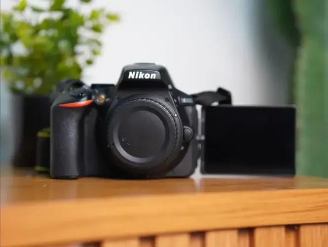 Nikon D5600 - Com lente 18-55mm + Bolsa + Bateria