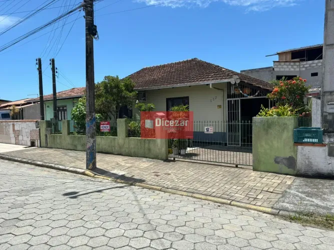 Casa alvenaria com três dormitórios no Centro de Penha, SC, à 950 metros da Praia do Quilo