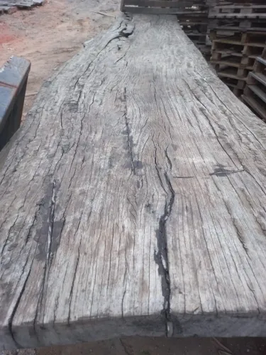 Mesa de madeira rústica
