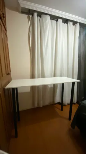 Bancada alta com pés de ferro