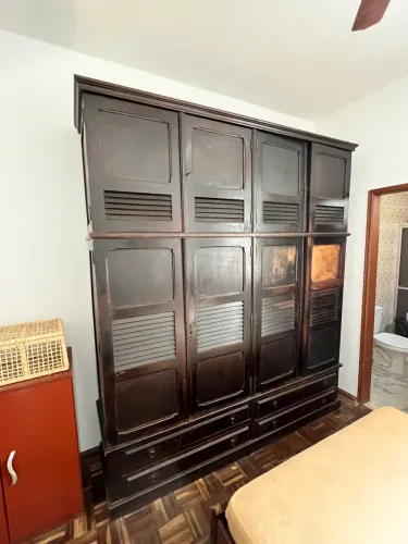 Guarda roupa de casal em madeira maciça