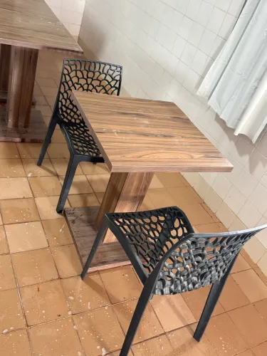 Mesa com 2 cadeiras. Tenho 8 conjuntos. 8 mesas com 16 cadeiras.