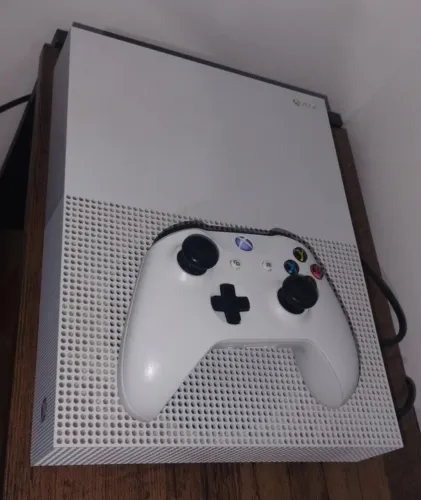Xbox One S 1TB de memória em ótimo estado