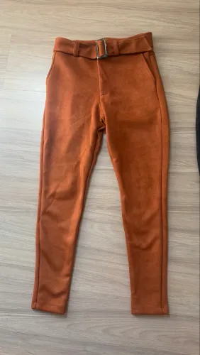 Calça feminina suede