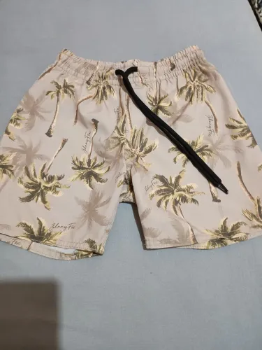 3 Shorts Tamanho 4 os 3 por $28,00 ótimo estado.