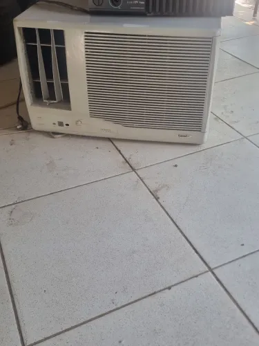Dois ares condicionados de janela