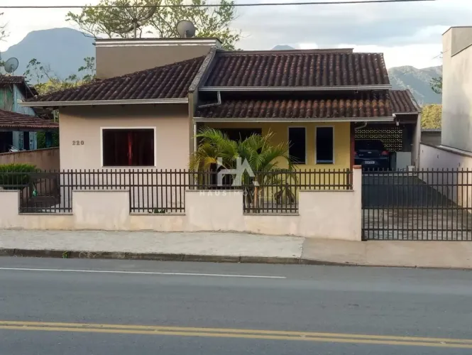 Casa residencial à venda no bairro Ribeirão Cavalo com 2 dormitórios e 325 m².