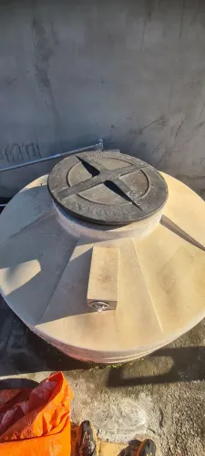 Caixa d água de 1000 litros.