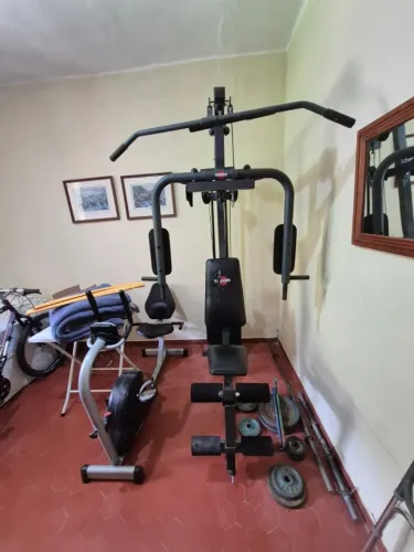 Aparelho de musculação multifuncional