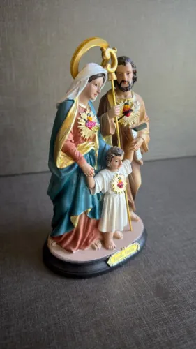 Imagem Sagrada Família com detalhes dourados