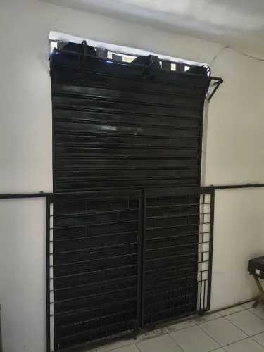 Conjunto porta e grades para comércio