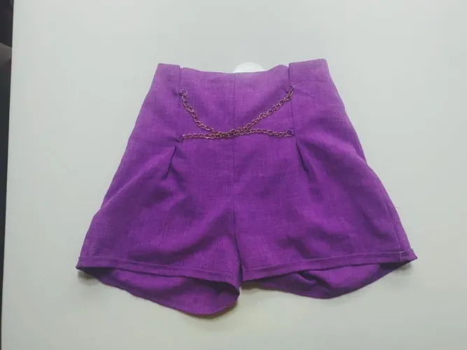 Short roxo com dourado