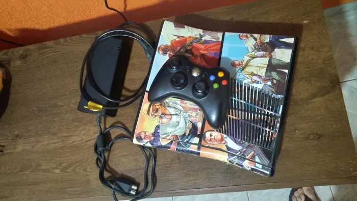 Xbox 360 SLIM desbloqueado + 1 controle original e jogos