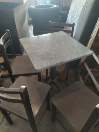 Vendo uma mesa tampo de granito e pé de ferro com 4 cadeiras de madeira contato