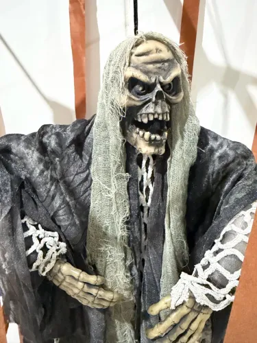Boneco Halloween Caveira na gaiola
