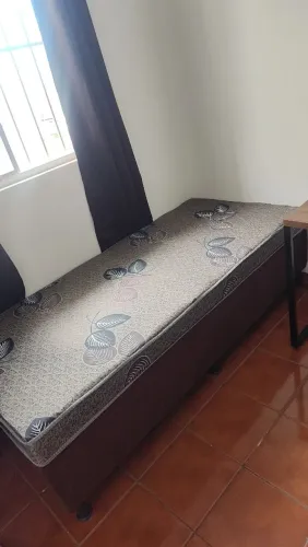 CAMA DE SOLTEIRO COM COLCHÃO SEMI NOVA