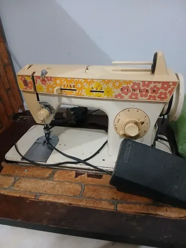 Vendo uma máquina de costura zinger floral usada!