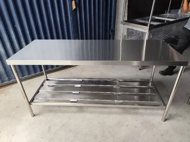 Mesa de Trabalho em Inox 1,10x0,70x0,90 com Prateleira