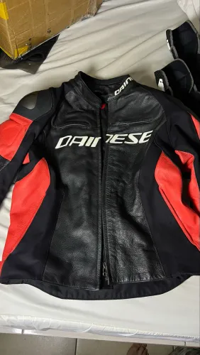 Jaqueta dainese em couro com ombreiras em titanium