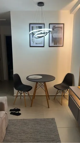 Mesa com 2 cadeiras super conservadas