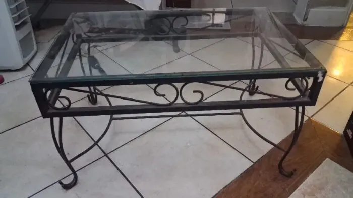 Mesa de ferro vintage com tampo de vidro