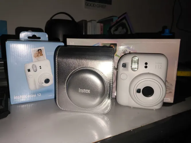 Instax Mini 12 com bolsa